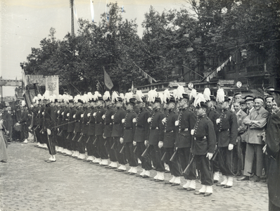 99867 Afbeelding van de, op het Stationsplein te Utrecht, opgestelde studentenweerbaarheid tijdens de intocht van de ...